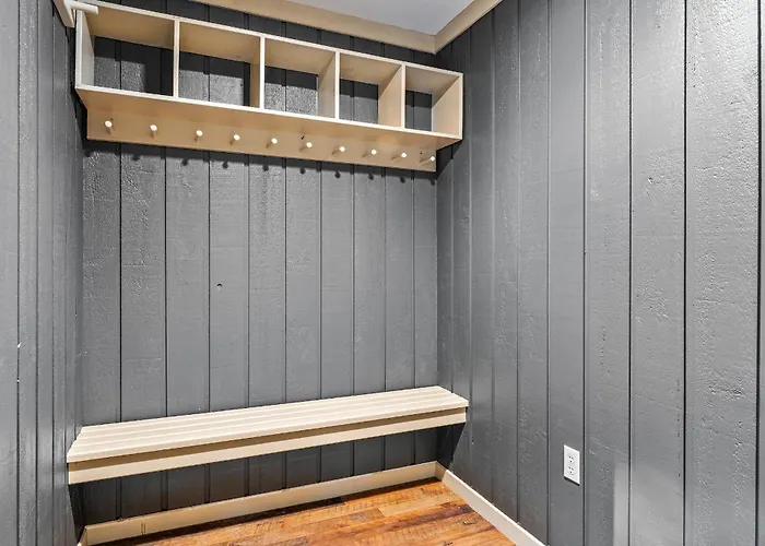 Private Hideaway With Hot Tub - Stylish & Serene