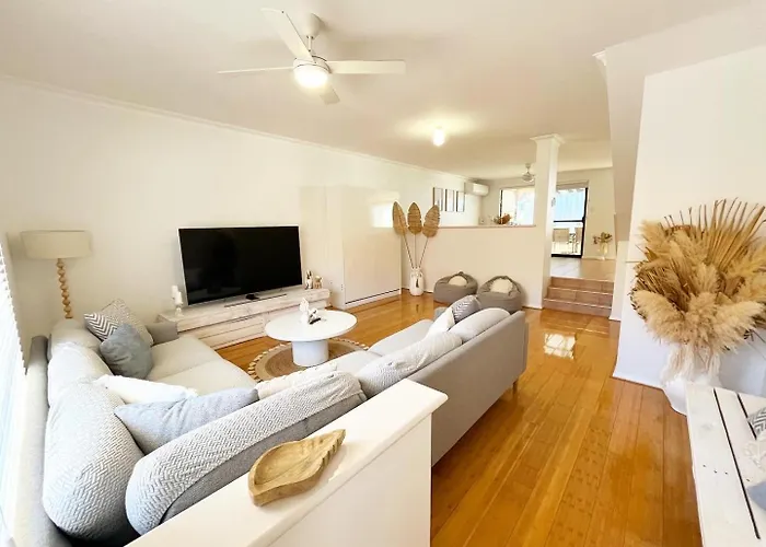 The Scarborough Beach House - Walk To The Beach!