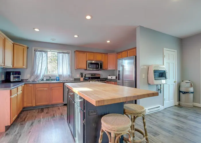 Spacious Sheboygan Home W/ Grill & Fire Pit!