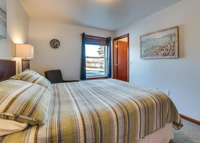 St. Ignace Cottage W/ Deck & Beach On Lake Huron!