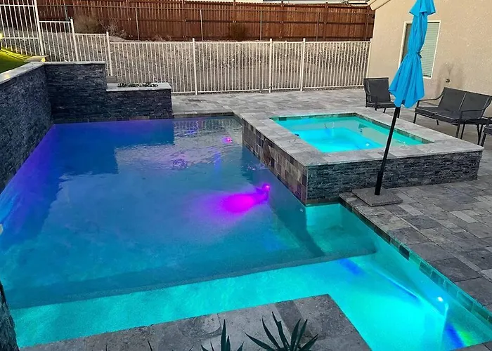 Paradise Oasis! Waterfall Pool & Spa