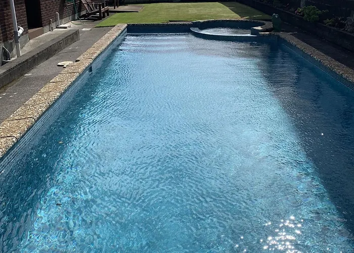 Blast On Hine - Retro Mid-Century Home With Pool