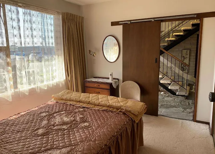 Blast On Hine - Retro Mid-Century Home With Pool