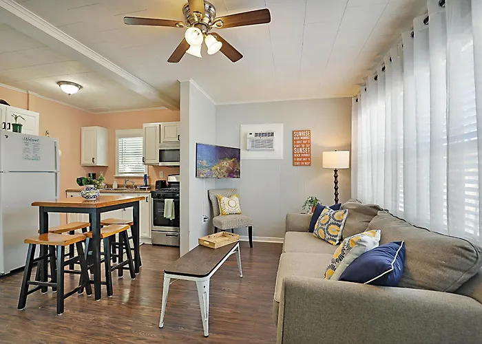 Steps To Beach & Downtown! Cozy Beach Bungalow #3
