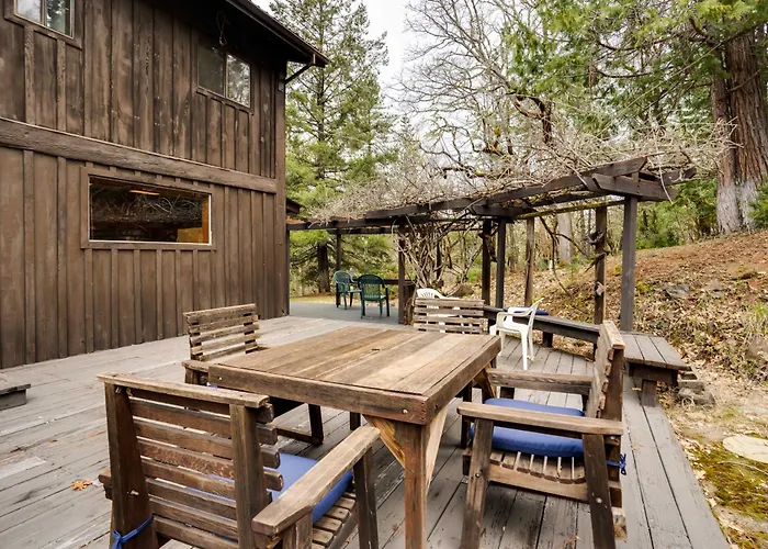 Peaceful Applegate River Valley Sanctuary!