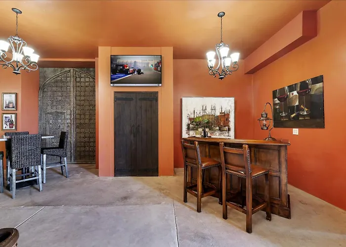 Tuscan Villa W/Vineyard Views!