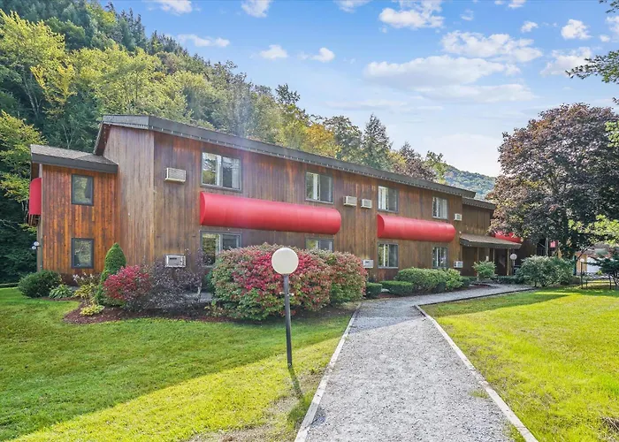 207 Cedarbrook Queen Studio