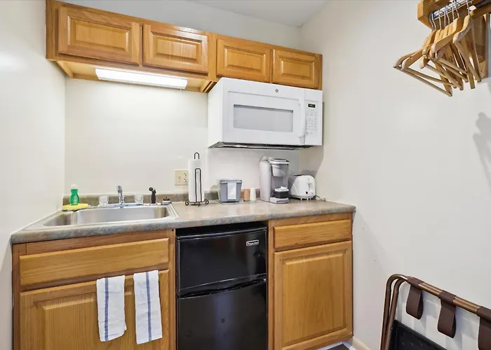 107 Cedarbrook Queen Studio