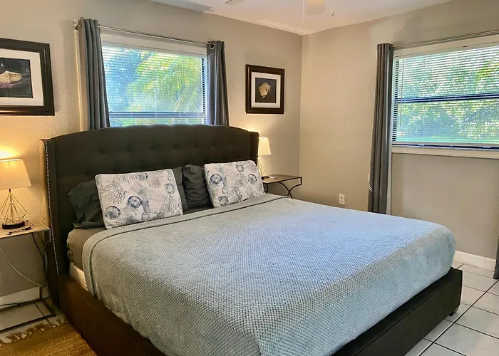 Sunshine Acre 2B 2B King Master Suite, Big Yard