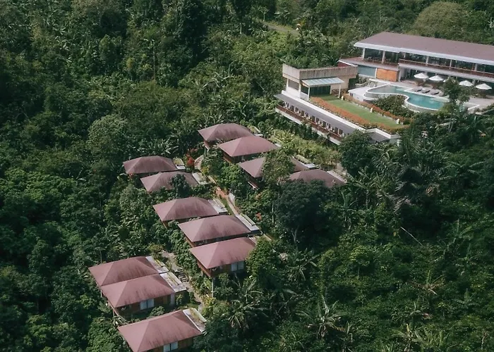 Giriwood Hotel & Villa