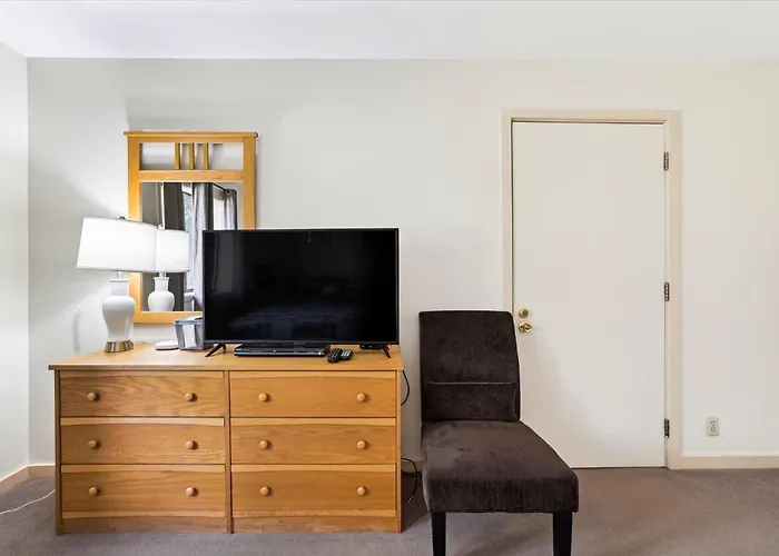 219 Cedarbrook Hotel Room
