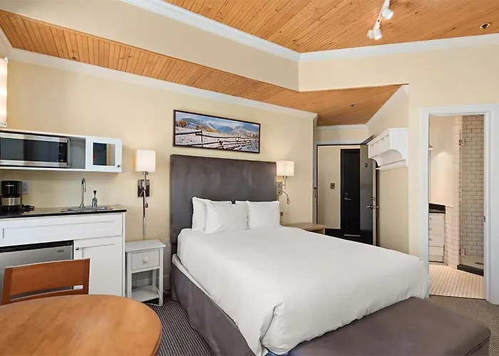 Independence Square 305, Remodeled, 3rd Floor Hotel Room in Aspen's Best Location