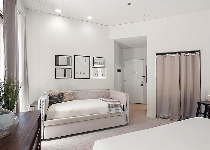 Independence Square 211, Chic Hotel Room With Mountain Views, A/C, & Rooftop Hot Tub