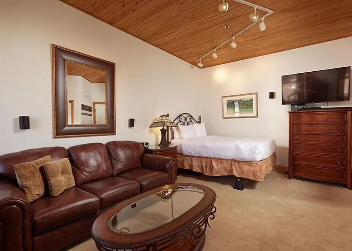 Independence Square Unit 306, Hotel Room With Large Sitting Area & Wet Bar