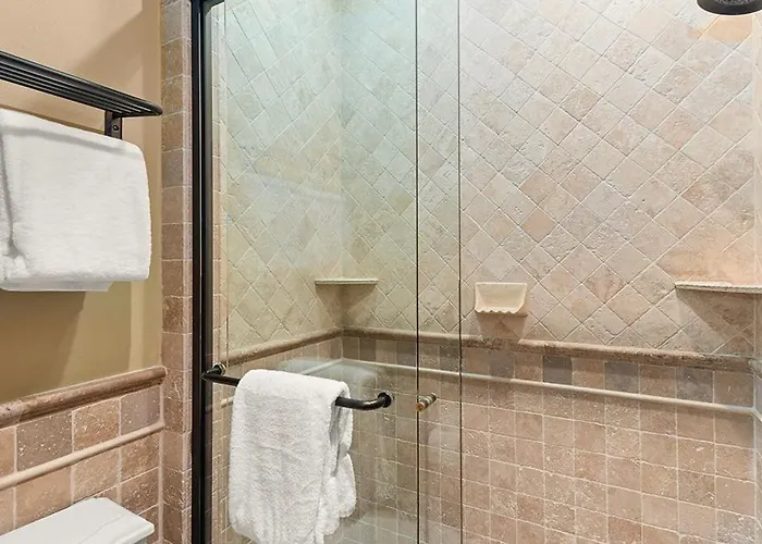 Independence Square 308, Top Floor Hotel Room With Ideal Downtown Location