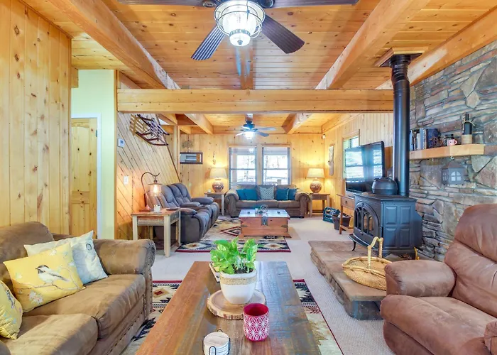 Spacious 'Sherwood Forest Cabin' W/ Hot Tub!