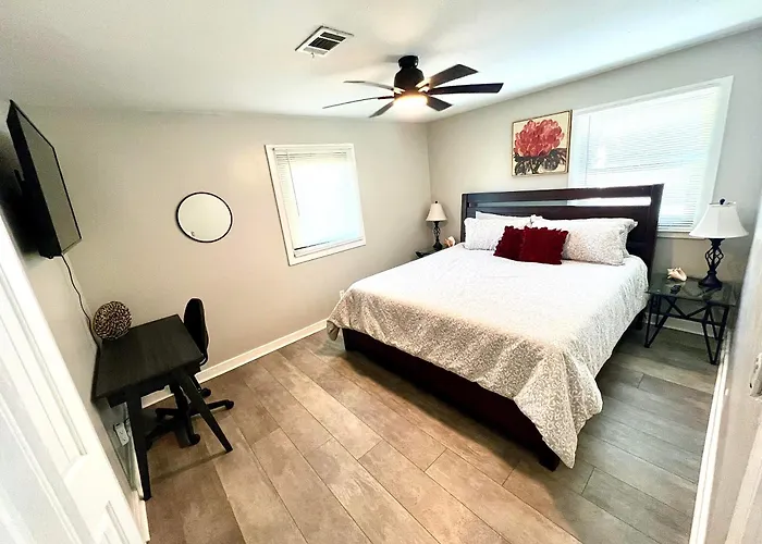 4/2 Home Close To Beach, Centrally Located!