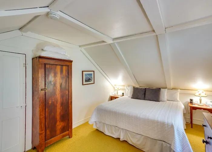 Tranquil 3 Bedroom Stockbridge House W/ Private Deck!