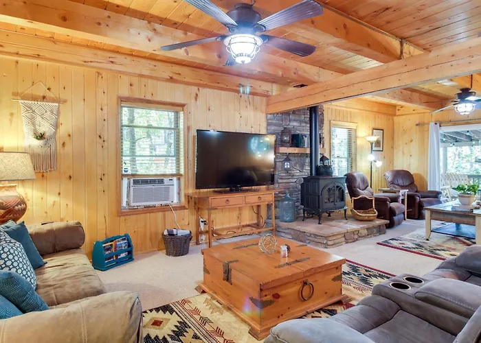 Spacious 'Sherwood Forest Cabin' W/ Hot Tub!