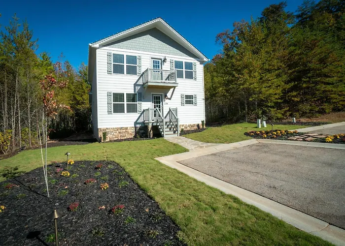 Par-Tee Haus I- Game Room & Hot Tub-Walk To Helen