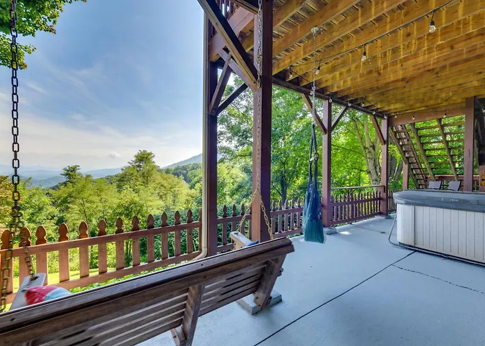 Pet-Friendly Waynesville Retreat W/ Hot Tub!