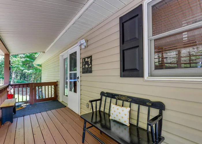 Pet-Friendly Waynesville Retreat W/ Hot Tub!
