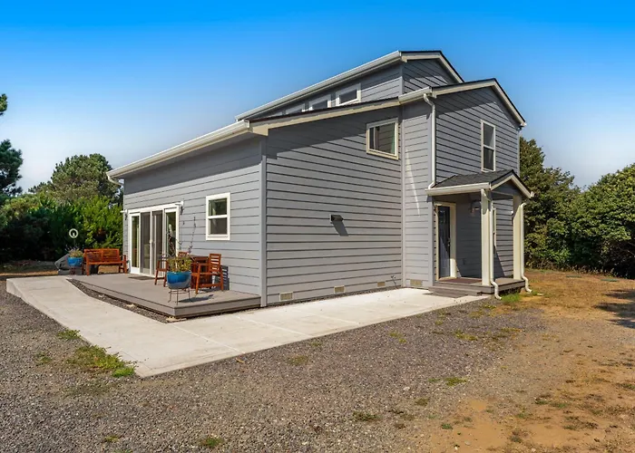 New Home- Minutes From Beach Foosball & Yard