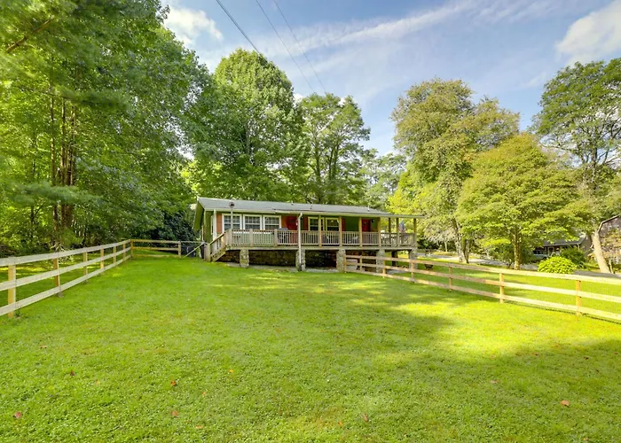 Fun Pet-Friendly Highlands Retreat W/ Fenced Yard!