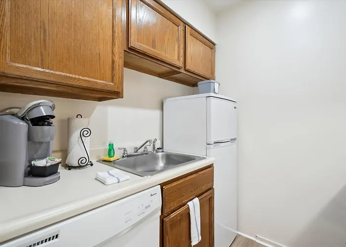 202 Cedarbrook One Bedroom Queen Suite