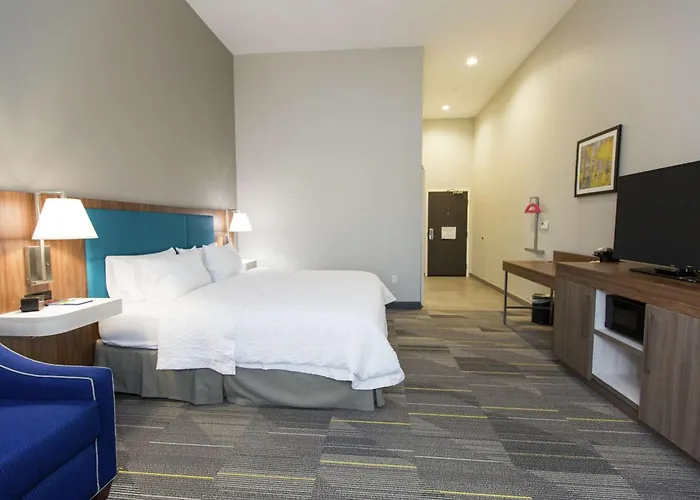 Hampton Inn Mustang