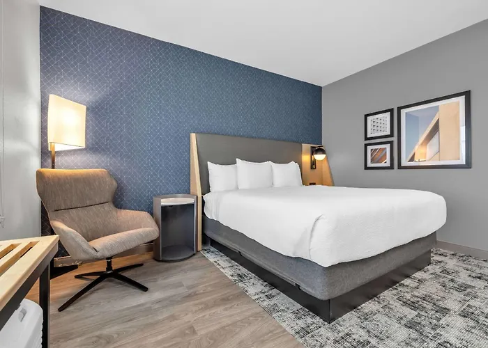 La Quinta Inn & Suites By Wyndham San Jose Airport-Downtown