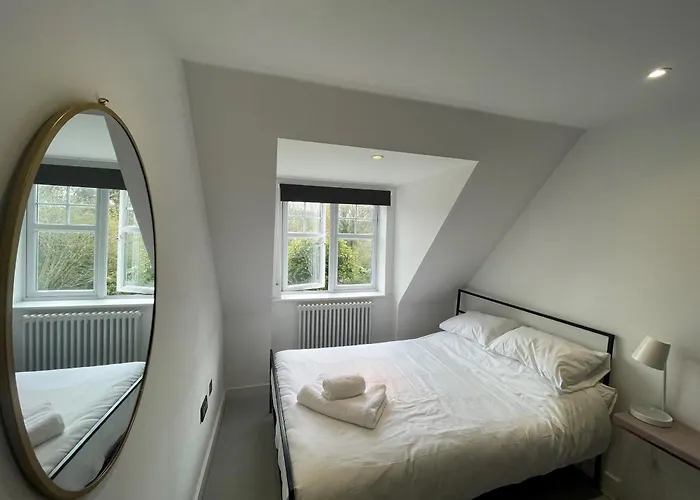 Modern And Stylish Penthouse Apartment Next To Maidenhead Golf Course