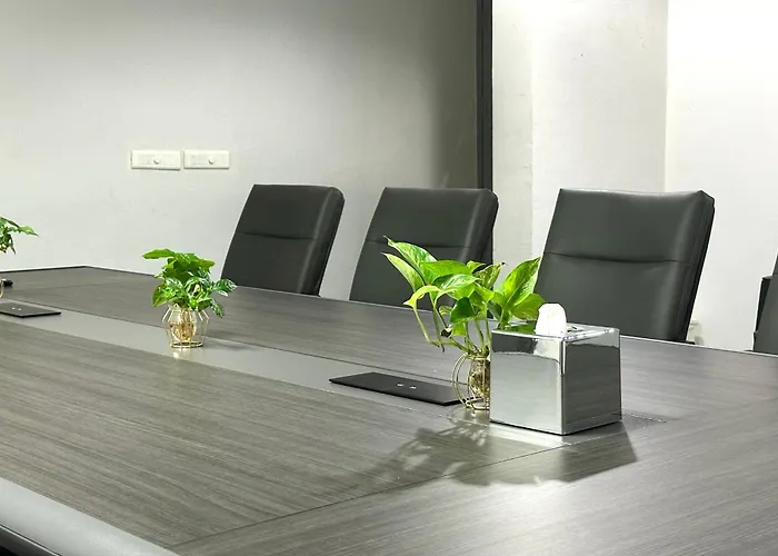 Manhattan Business Hotel, Male