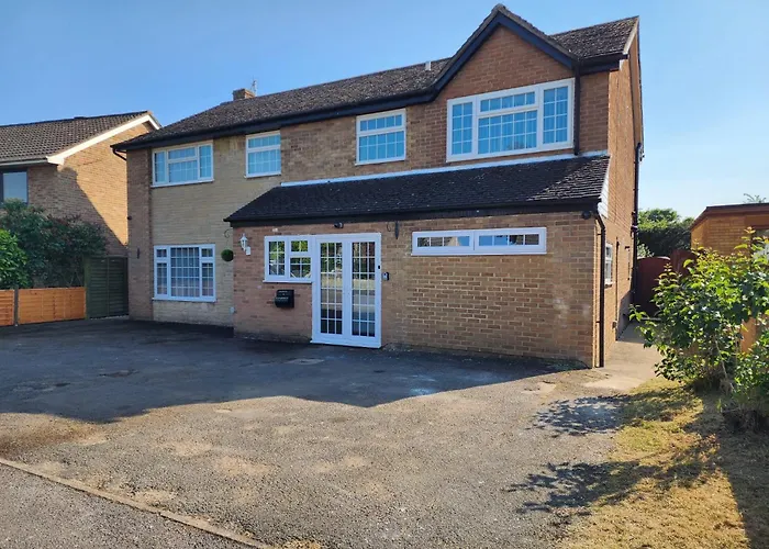 Kennedy Villa - 5 Bedroom House With Hot Tub, Wifi, Free Parkings, Close To Bicester Village