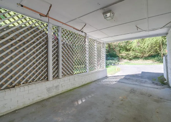 3 Mi To Nih! Spacious Bethesda Apt W/ Yard