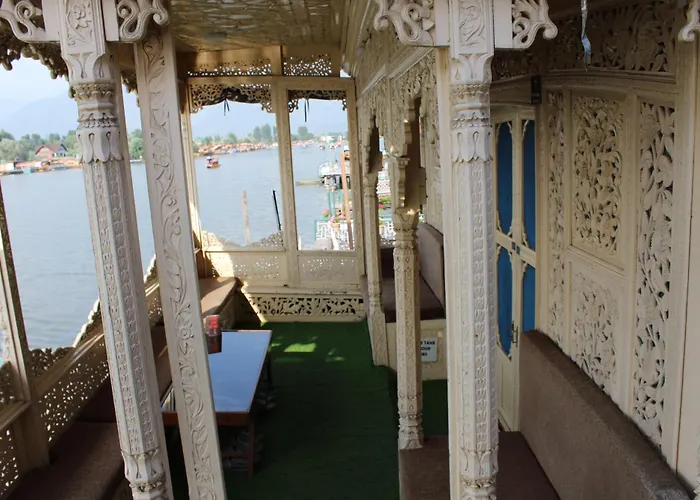 Swan Heritage Houseboats