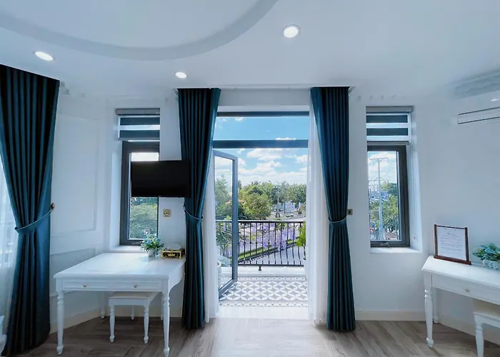 Paris Hotel & Cafe