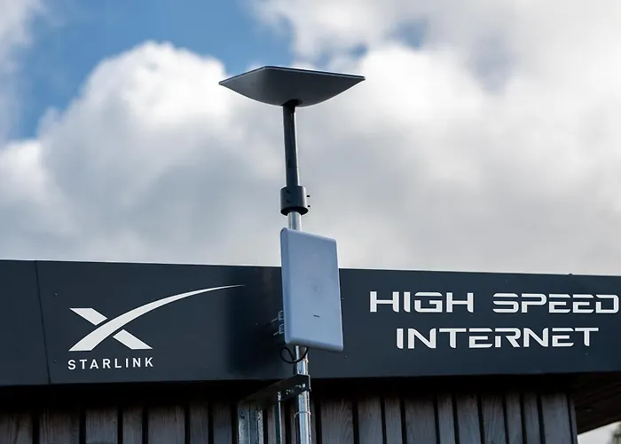 Luxury Shepherd'S Hut On Meadow With Outdoor Bath In Mid Cornwall
