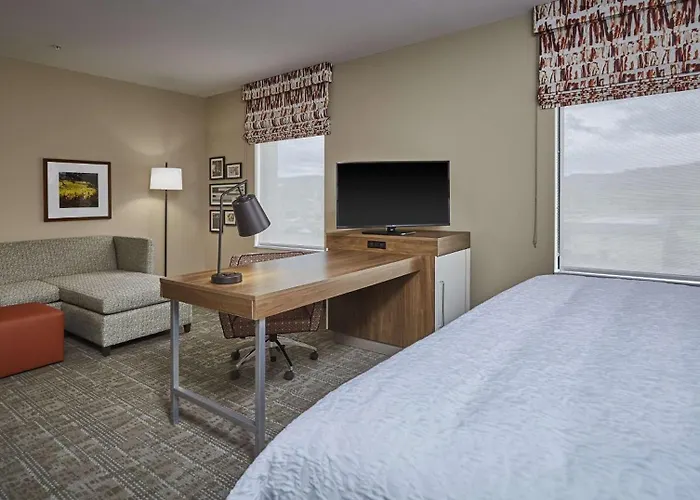Hampton Inn & Suites Roseburg