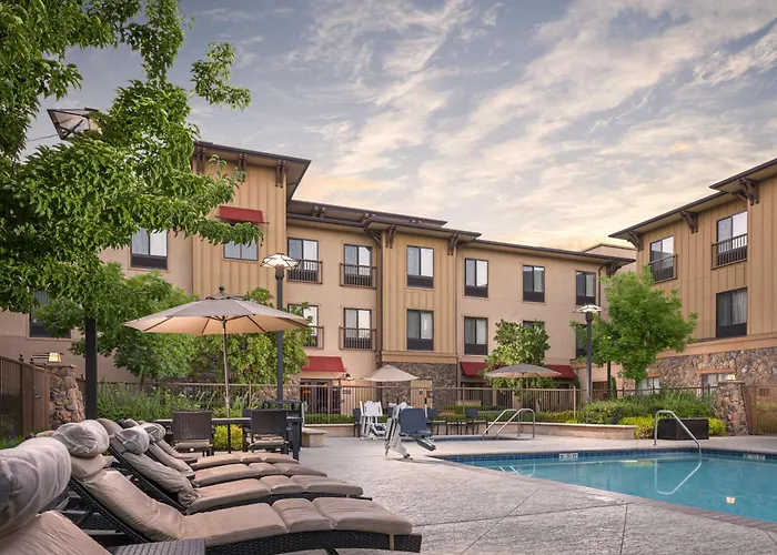 Hampton Inn & Suites Windsor-Sonoma Wine Country
