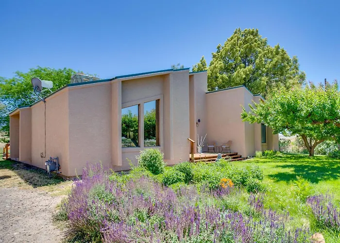 Hot Tub, Wineries, Mtn Views: Palisade Home!