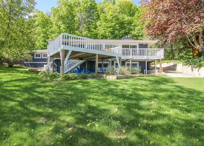 Big Glen Lakefront In Glen Arbor