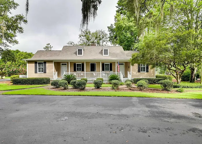 Charming Cottage Near Golf Courses & Marsh Walk!
