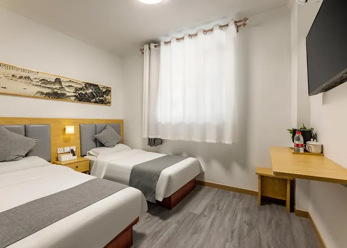 Happy Dragon Hotel: Central Location, English-Speaking Staff & Tour Services