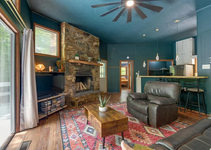 Pet-Friendly Cabin - 1 Mi From Fontana Lake!