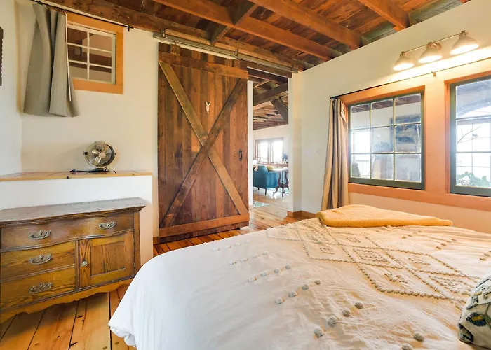 Breathtaking Mtn Views: Stylish Rustic Retreat!