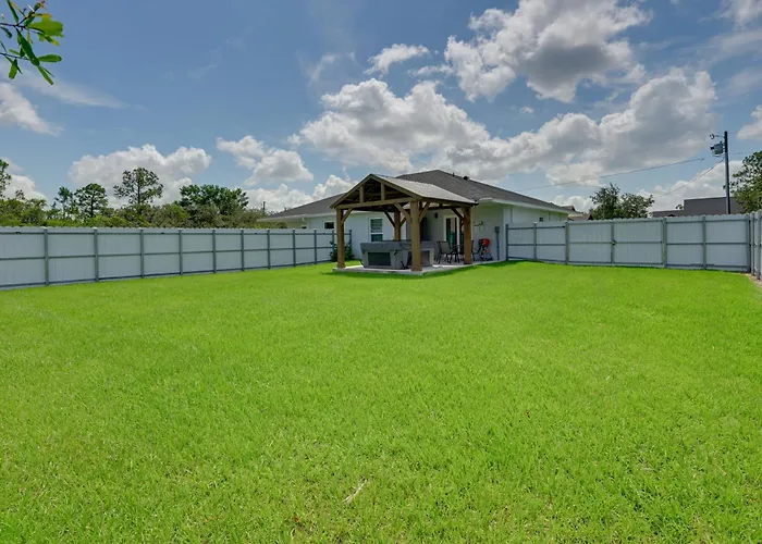 Hot Tub & Fenced Yard: Home In Sebring