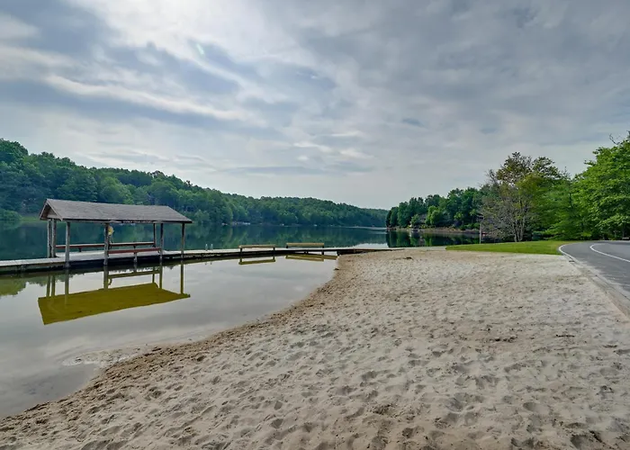 Peaceful Brevard Mountain Cabin: Hike, Golf & Swim