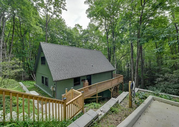 Peaceful Brevard Mountain Cabin: Hike, Golf & Swim