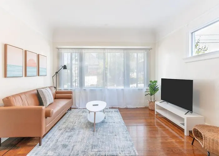 Modern Apt Near All Conveniences